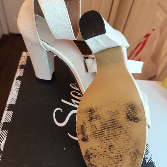 White heels ankle strap - Picture 3 of 3
